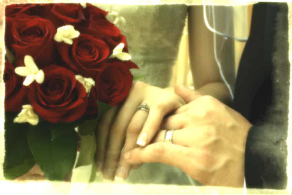 weddingcouple-rosesandrings